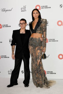 Christian Siriano, Anna Schilling, Elton John Akademi Ödülleri İzleme Partisi Batı Hollywood Park 'ta 2 Mart 2025, W Hollywood, CA