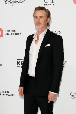 Sam Trammell, Elton John Akademi Ödülleri İzleme Partisi Batı Hollywood Park 'ta 2 Mart 2025, W Hollywood, CA