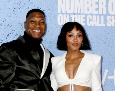 Jonathan Majors, Meagan 12 Mart 2025 'te Los Angeles, CA' da TCL Çin Tiyatrosu 'ndaki Call Sheet Belgesel Prömiyeri' nde bir numarada.