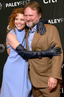 Natasha Lyonne, Rian Johnson PaleyFEST 2025 - Dolby Tiyatrosu 'nda Poker Surat 29 Mart 2025, Los Angeles, CA