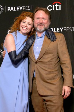 Natasha Lyonne, Rian Johnson PaleyFEST 2025 - Dolby Tiyatrosu 'nda Poker Surat 29 Mart 2025, Los Angeles, CA