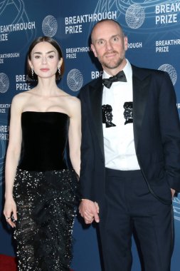 Lilly Collins, Charlie McDowell Barker Hanger 'da 11. Buluş Ödülleri' nde 6 Nisan 2025 'te Santa Monica, CA