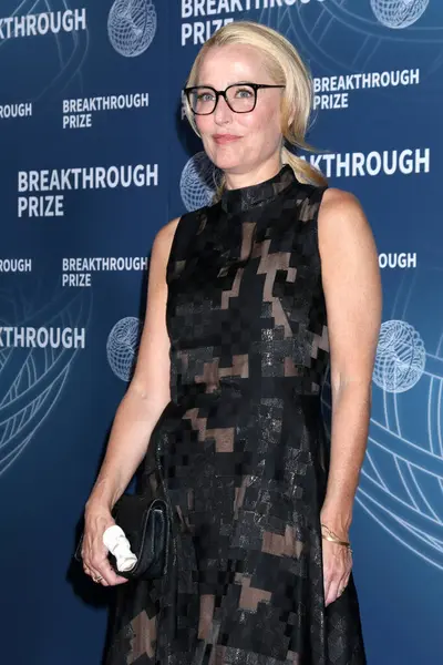 Gillian Anderson, Barker Hanger 'da 11. Buluş Ödülleri' nde 6 Nisan 2025 'te Santa Monica, CA