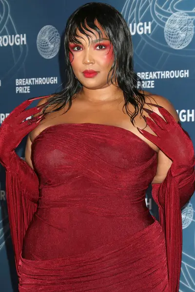 Lizzo, Barker Hanger 'da 11. Buluş Ödülleri' nde 6 Nisan 2025 'te Santa Monica, CA