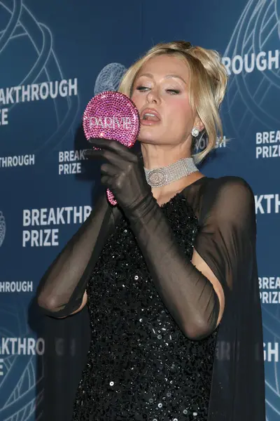 Paris Hilton, Barker Hanger 'da 11. Buluş Ödülleri' nde 6 Nisan 2025 'te Santa Monica, CA