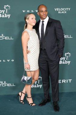 Jennifer Meyer, Geoffrey Ogunlesi Pasifik Tasarım Merkezi 2024 Bebek Galası 'nda 9 Kasım 2024' te Los Angeles, CA