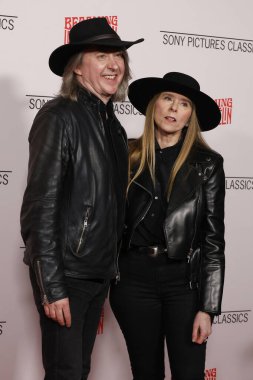 Bernard McMahon, Allison McGourty TCL Çin Tiyatrosu 'ndaki Led Zeppelin Los Angeles Özel Gösterimi' nde 27 Ocak 2025, Los Angeles, CA