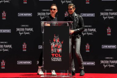 Stephen Perkins, Perry Farrell TCL Çin Tiyatrosu IMAX 'in çimento seremonisinde The Smashing Pumpkins El Baskısı 11 Mayıs 2022' de Los Angeles, CA