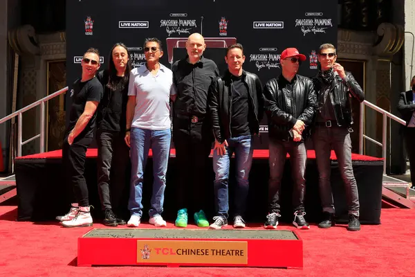 Jeff Schroeder, Stephen Perkins, Elie Samaha, Billy Corgan, Jimmy Chamberlin, Guest, Perry Farrell TCL Çin Tiyatrosu 'nun çimento seremonisindeki The Smashing Pumpkins El İzleri 11 Mayıs 2022' de Los Angeles, CA