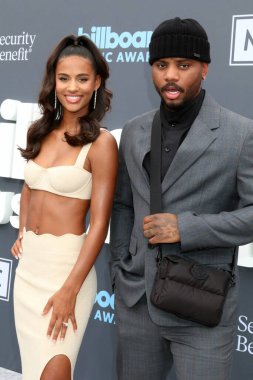 Kendra Bailey, Bryson Tiller, MGM Grand Garden Arena 'da verilen 2022 Billboard Müzik Ödülleri' nde 15 Mayıs 2022 tarihinde Las Vegas, Nevada, ABD