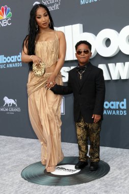 Shenseea, 15 Mayıs 2022 'de Las Vegas, Nevada' da MGM Grand Garden Arena 'da düzenlenen 2022 Billboard Müzik Ödülleri' nde oğlu.