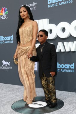 Shenseea, 15 Mayıs 2022 'de Las Vegas, Nevada' da MGM Grand Garden Arena 'da düzenlenen 2022 Billboard Müzik Ödülleri' nde oğlu.