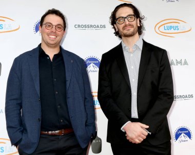 Isaac Aptaker, Parker Finn 27 Nisan 2025 'te Los Angeles, CA' da Vibiana 'da Lupus LA' de bir amaç uğruna.