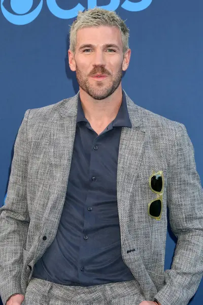 Austin Stowell, CBS Festivali 2025 Paramount Stüdyoları 'nda 7 Mayıs 2025, Los Angeles, CA