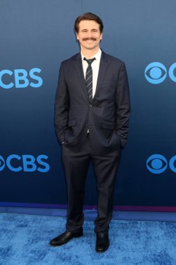Jason Ritter, CBS Festivali 2025 Paramount Stüdyoları 'nda 7 Mayıs 2025, Los Angeles, CA
