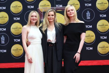 Dakota Fanning, Michelle Pfeiffer, Michelle Pfeiffer Hand 'de Elle Fanning ve TCL Çin Tiyatrosu IMAX' ta ayak izi seremonisinde 25 Nisan 2025, Los Angeles, CA