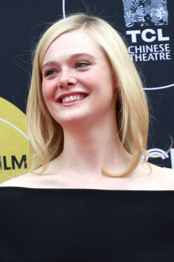 Elle Fanning, 25 Nisan 2025 'te TCL Çin Tiyatrosu' ndaki Michelle Pfeiffer El ve Ayak İzi Seremonisi 'nde Los Angeles, CA