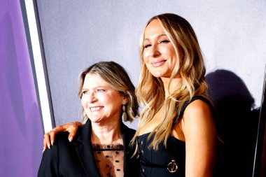 Julie Glaser, Nikki Glaser. 26 Mayıs 2025 'te Las Vegas Fontainebleau' da 2025 Amerikan Müzik Ödülleri 'nde.