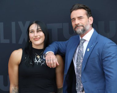 Rhea Ripley, CM Punk Netflix Tudum 2025 'te Kia Forum' da 31 Mayıs 2025 'te Los Angeles, CA