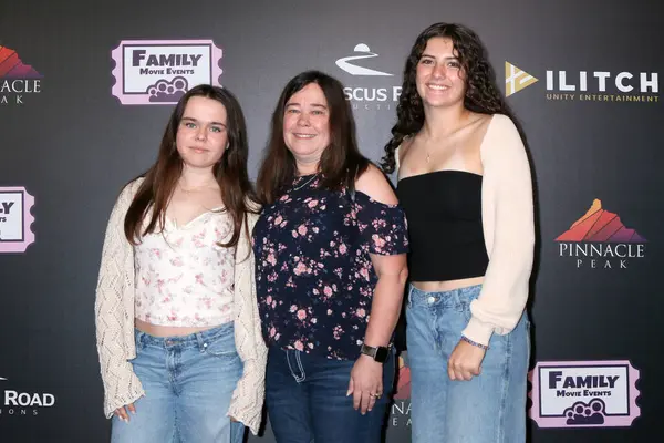 Briona Ward, Cheryl Ward, Elliana Ellison 4 Haziran 2025 'te Calabasas Regency Tiyatrosu' ndaki Little Angels Premiere 'da.