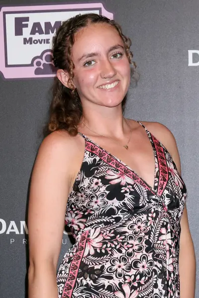 Bella Baldocchi, Calabasas Regency Theater Calabasas 'taki Little Angels Premiere' de 4 Haziran 2025 'te, CA