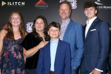 Heidi Lindas, Rachel Lindas, Graham Lindas, Vegard Lindas, Luke Lindas 4 Haziran 2025 'te Calabasas Regency Tiyatrosu' ndaki Little Angels galasında