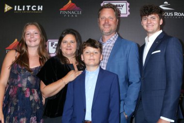 Heidi Lindas, Rachel Lindas, Graham Lindas, Vegard Lindas, Luke Lindas 4 Haziran 2025 'te Calabasas Regency Tiyatrosu' ndaki Little Angels galasında