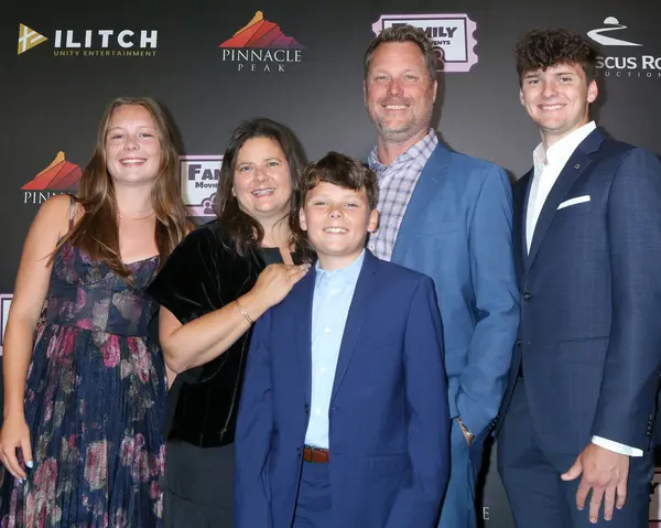 Heidi Lindas, Rachel Lindas, Graham Lindas, Vegard Lindas, Luke Lindas 4 Haziran 2025 'te Calabasas Regency Tiyatrosu' ndaki Little Angels galasında