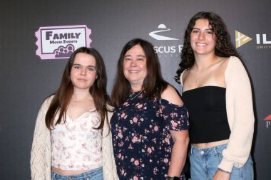 Briona Ward, Cheryl Ward, Elliana Ellison 4 Haziran 2025 'te Calabasas Regency Tiyatrosu' ndaki Little Angels Premiere 'da.