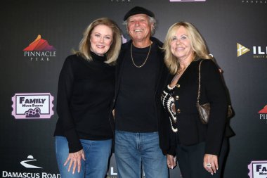 Nancy Stafford, Larry Myers, Loretta Shulken 4 Haziran 2025 'te Calabasas Regency Theater Calabasas' taki Little Angels galasında.