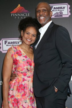 Kimberly Elise, George McCrary 4 Haziran 2025 'te Calabasas Regency Tiyatrosu' ndaki Little Angels Premiere 'da.