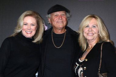 Nancy Stafford, Larry Myers, Loretta Shulken 4 Haziran 2025 'te Calabasas Regency Theater Calabasas' taki Little Angels galasında.