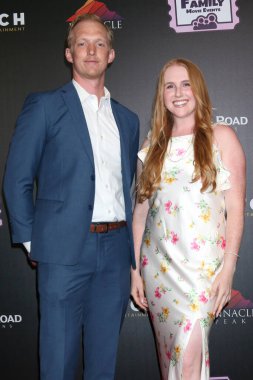 Luke Dorsey, Teagan Schuman 4 Haziran 2025 'te Calabasas Regency Tiyatrosu' nda Little Angels Premiere 'de.