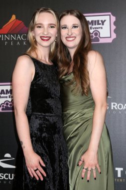 Sarah Ryan, Kayla Cole Regency Theater Calabasas 'taki Little Angels galasında 4 Haziran 2025' te Calabasas, CA