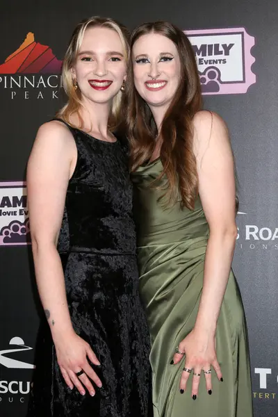 Sarah Ryan, Kayla Cole Regency Theater Calabasas 'taki Little Angels galasında 4 Haziran 2025' te Calabasas, CA