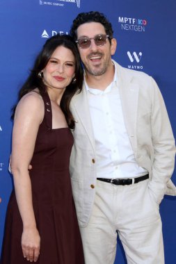 Katie Lowes, Adam Shapiro. 22 Haziran 2025 'te Los Angeles' ta düzenlenen MPTF NextGen Geleneksel Yaz Partisi 'nde.