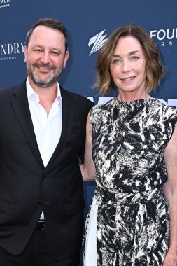 Dan Fogelman, Julianne Nicholson 8 Haziran 2025 'te Lido Tiyatrosu' ndaki Newport Beach TV Festivali 'nde.