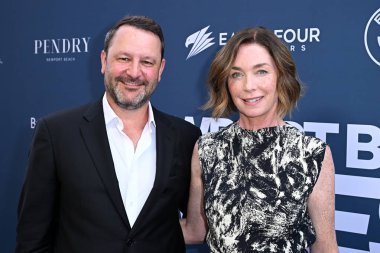 Dan Fogelman, Julianne Nicholson 8 Haziran 2025 'te Lido Tiyatrosu' ndaki Newport Beach TV Festivali 'nde.