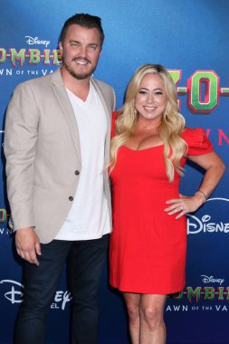 Jordan Lundberg, Sabrina Bryan Vampirlerin Dünyası 'nın Şafağı 4' te El Capitan Tiyatrosu 'nda 8 Temmuz 2025' te Los Angeles, CA