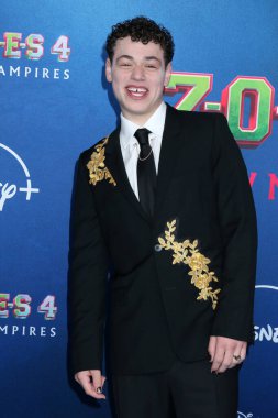 Julian Lerner, Vampirlerin Dünyası 'nın Şafağı 4' te El Capitan Tiyatrosu 'nda 8 Temmuz 2025' te Los Angeles, CA