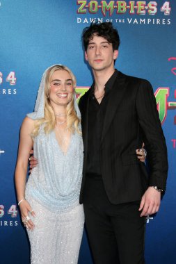 Meg Donnelly, Milo Manheim Vampirlerin Dünyası 'nın Şafağı 4' te El Capitan Tiyatrosu 'nda 8 Temmuz 2025' te Los Angeles, CA