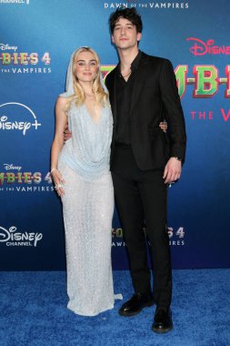 Meg Donnelly, Milo Manheim Vampirlerin Dünyası 'nın Şafağı 4' te El Capitan Tiyatrosu 'nda 8 Temmuz 2025' te Los Angeles, CA