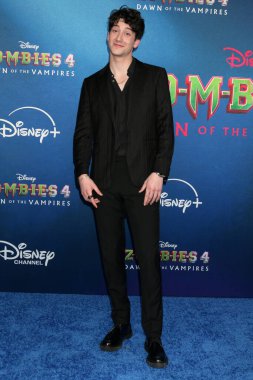 Milo Manheim, Vampirlerin Dünyası 'nın Şafağı 4' te El Capitan Tiyatrosu 'nda 8 Temmuz 2025' te Los Angeles, CA