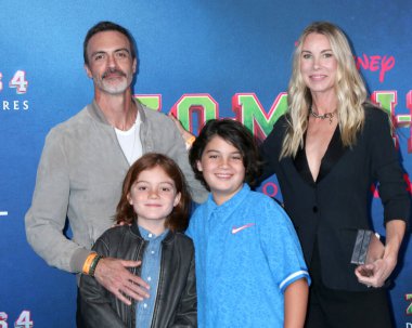 Reid Scott, çocuklar, Elspeth Keller Vampirler Dünyası 'nın 4: Şafağı' nda El Capitan Tiyatrosu 'nda 8 Temmuz 2025' te Los Angeles, CA