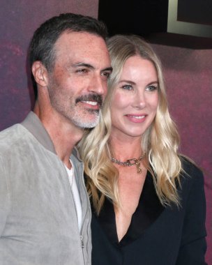 Reid Scott, Elspeth Keller Vampirlerin Dünyası 'nın Şafağı 4' te El Capitan Tiyatrosu 'nda 8 Temmuz 2025' te Los Angeles, CA