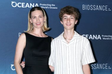 Ocak Jones, oğlu Xander Dane, 26 Temmuz 2025 'te Laguna Sahili' nde düzenlenen 18. Yıllık Deniz Değişimi Yaz Partisi 'nde.