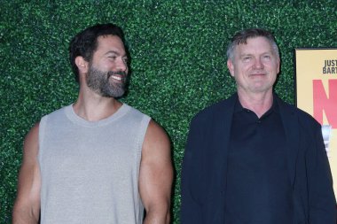 Victor Turpin, Kevin Williamson 6 Ağustos 2025 'te Kuzey Hollywood' da, Garland Oteli 'nde Nuked Los Angeles Premiere' de.