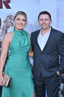 Carly Sparke, Luke Sparke 18 Ağustos 2025 'te Hollywood Amerikan Lejyonu' nda Primative War Premiere 'de.