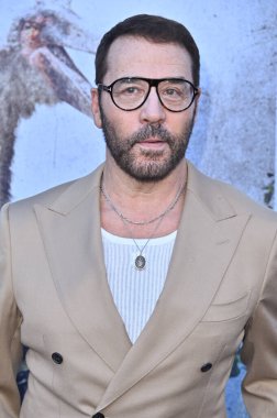 Jeremy Piven, 18 Ağustos 2025 'te Hollywood Amerikan Lejyonunda Primative War Premiere' de Los Angeles, CA