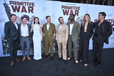 Luke Sparke, Nick Wechsler, Ana Thu Nguyen, Ryan Kwanten, Jeremy Piven, Adolphus Waylee, Tricia Helfer, Carlos Sanson Jr. Primative War Premiere 18 Ağustos 2025 'te Hollywood American Legion' da Los Angeles, CA